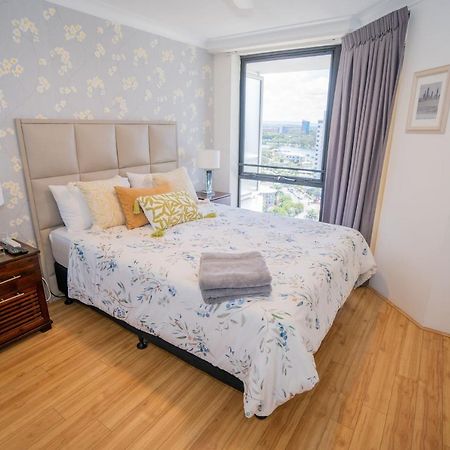 Large Surfers Paradise Apartment With Fantastic Views Gold Coast Eksteriør billede